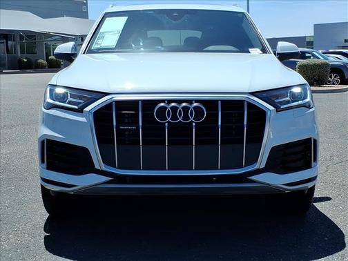Glacier White Metallic 2023 Audi Q7 45 Premium