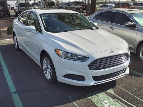 Photo 2 of 3 of 2016 Ford Fusion SE