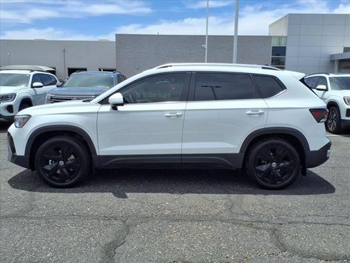 2025 Volkswagen Taos SE