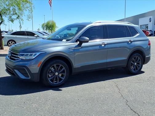 Platium Gray Metallic 2022 Volkswagen Tiguan 2.0T SE
