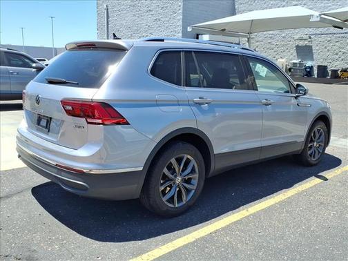 Pyrite Silver Metallic 2024 Volkswagen Tiguan 2.0T SE