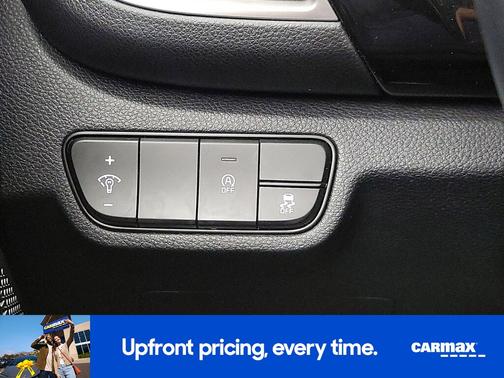 White 2025 Kia Seltos S