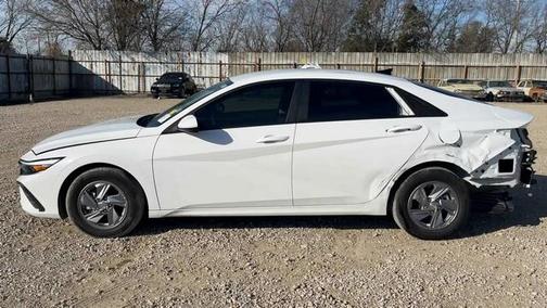 2024 Hyundai ELANTRA SE