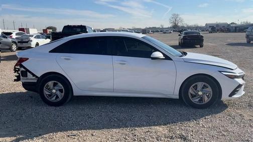 2024 Hyundai ELANTRA SE