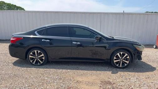 Super Black 2016 Nissan Altima 2.5 SR