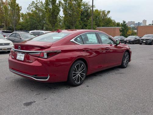 2025 Lexus ES 300h Base
