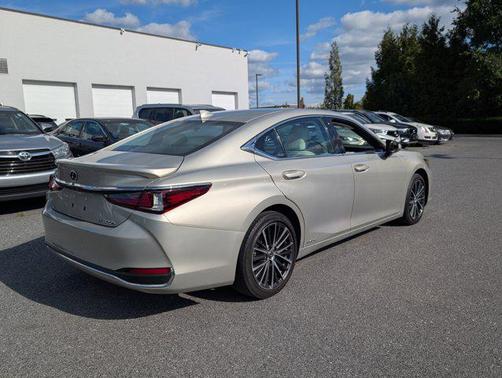 2022 Lexus ES 300h Base