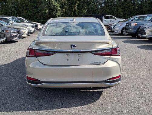 2022 Lexus ES 300h Base