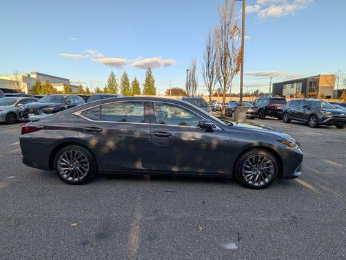 2025 Lexus ES 300h Luxury