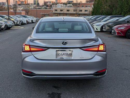 2025 Lexus ES 300h Base