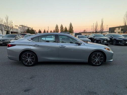 2025 Lexus ES 300h Base