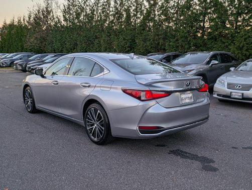 2025 Lexus ES 300h Base