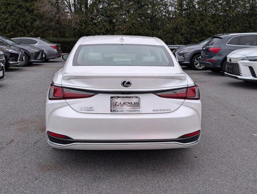 2025 Lexus ES 300h Base