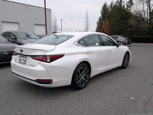 2025 Lexus ES 300h Base