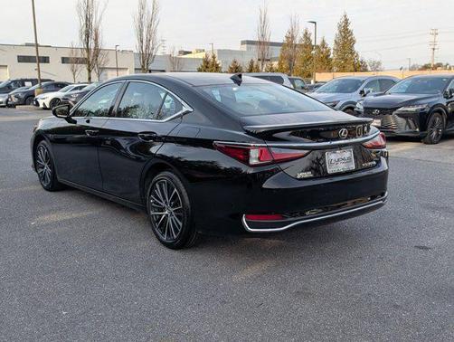 2025 Lexus ES 300h Base