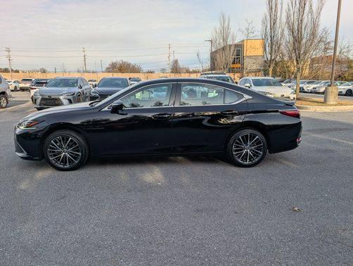 2025 Lexus ES 300h Base