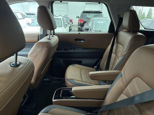 2025 Nissan Pathfinder Platinum 4WD