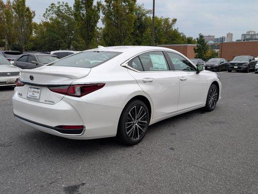 2025 Lexus ES 300h Base