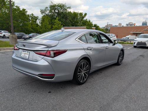 2024 Lexus ES 300h Base