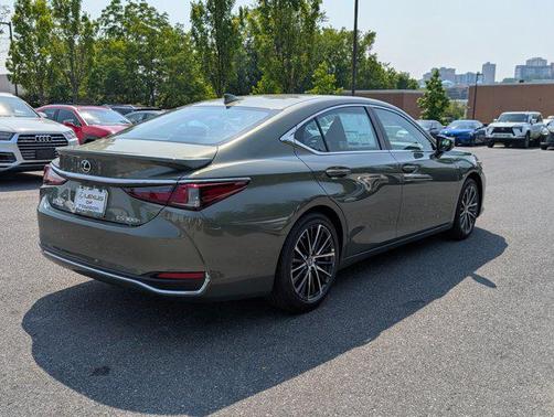 2025 Lexus ES 300h Base
