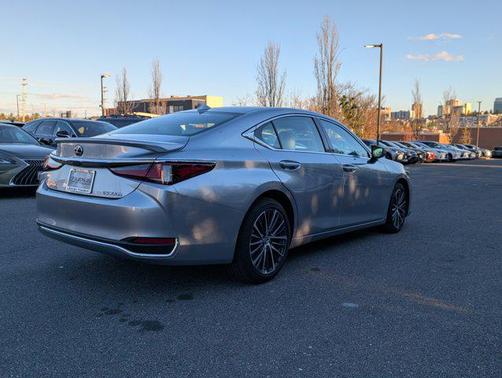 2025 Lexus ES 300h Base