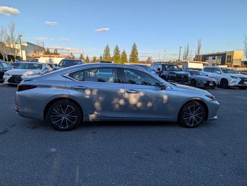 2025 Lexus ES 300h Base