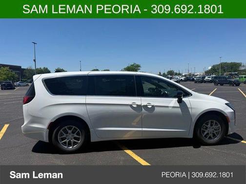 Bright White Clearcoat 2027 Chrysler Pacifica L