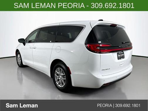 Bright White Clearcoat 2027 Chrysler Pacifica L