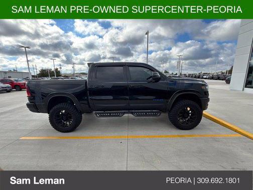 Diamond Black Crystal Pearlcoat 2025 RAM 1500 Laramie