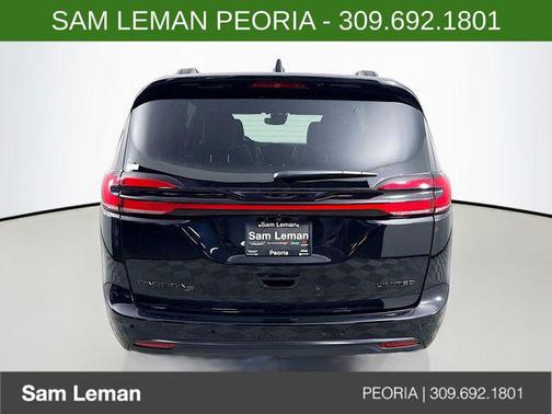 Diamond Black Crystal Pearlcoat 2027 Chrysler Pacifica Limited