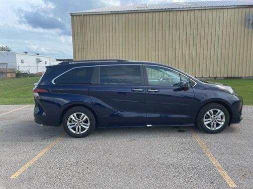 2022 Toyota Sienna XLE 7 Passenger