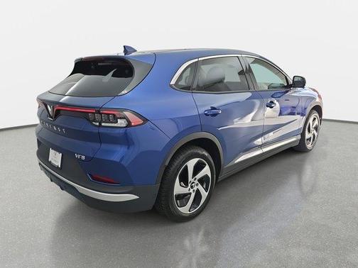 2025 VinFast VF 8 Eco