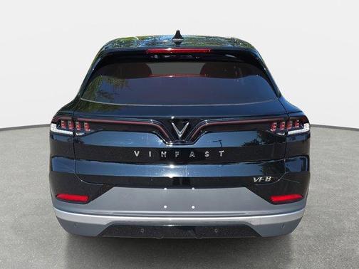 2025 VinFast VF 8 Eco