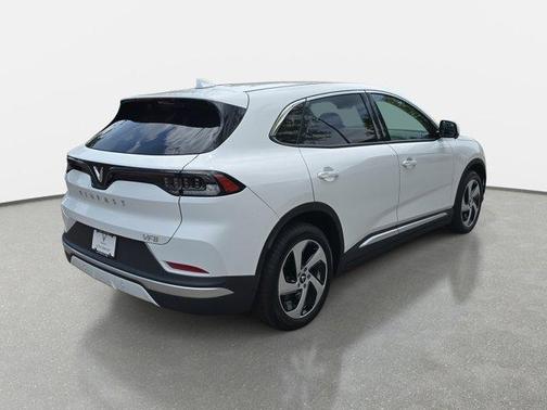 2025 VinFast VF 8 Eco