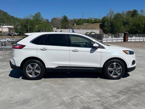 White Metallic 2022 Ford Edge SEL