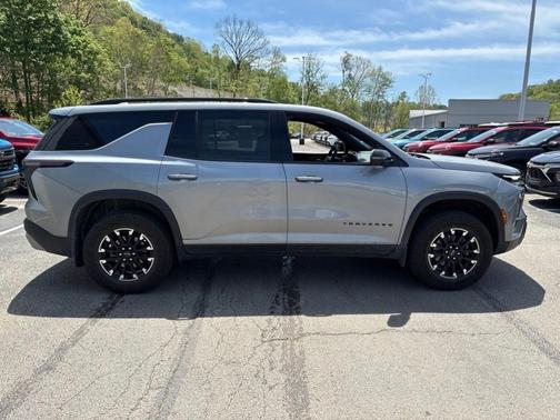 Sterling Gray Metallic 2024 Chevrolet Traverse Z71