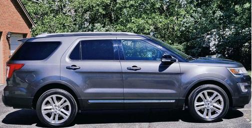 Gray 2016 Ford Explorer XLT