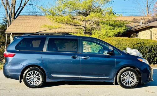 2020 Toyota Sienna XLE