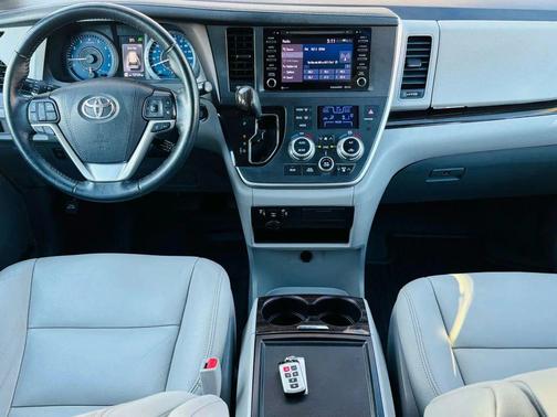 2020 Toyota Sienna XLE