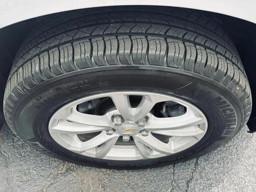 Silver Ice Metallic 2017 Chevrolet Equinox 1LT