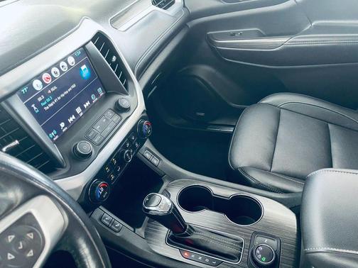 White 2019 GMC Acadia SLT-1