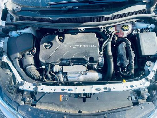 Summit White 2018 Chevrolet Cruze LT