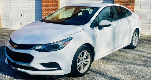 Summit White 2018 Chevrolet Cruze LT