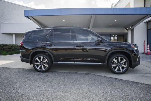 2025 Honda Pilot Touring 8-Passenger