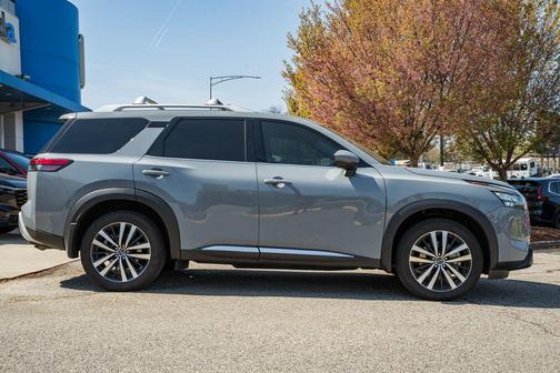 2025 Nissan Pathfinder Platinum 4WD
