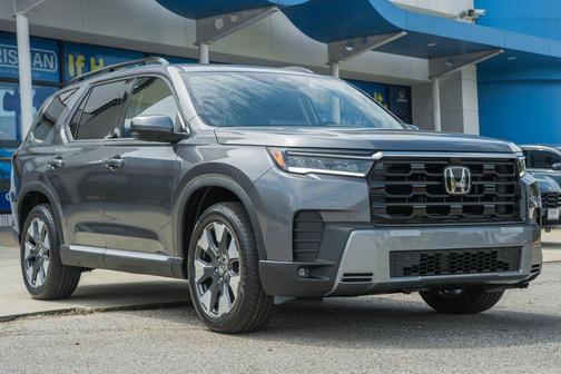 Modern Steel Metallic 2026 Honda Pilot Touring 8-Passenger