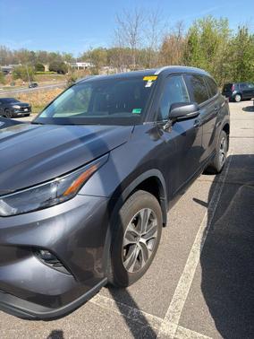 Magnetic Gray Metallic 2023 Toyota Highlander XLE