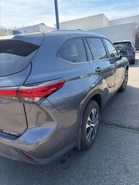 Magnetic Gray Metallic 2023 Toyota Highlander XLE