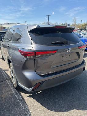 Magnetic Gray Metallic 2023 Toyota Highlander XLE
