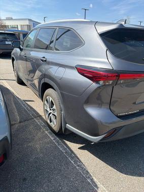 Magnetic Gray Metallic 2023 Toyota Highlander XLE